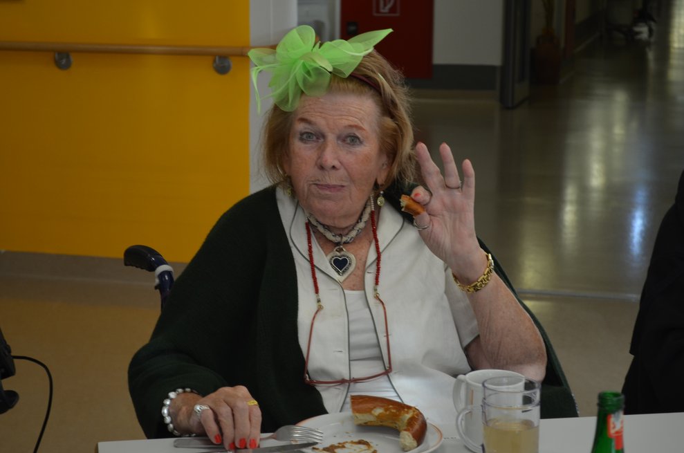 Dame beim Essen