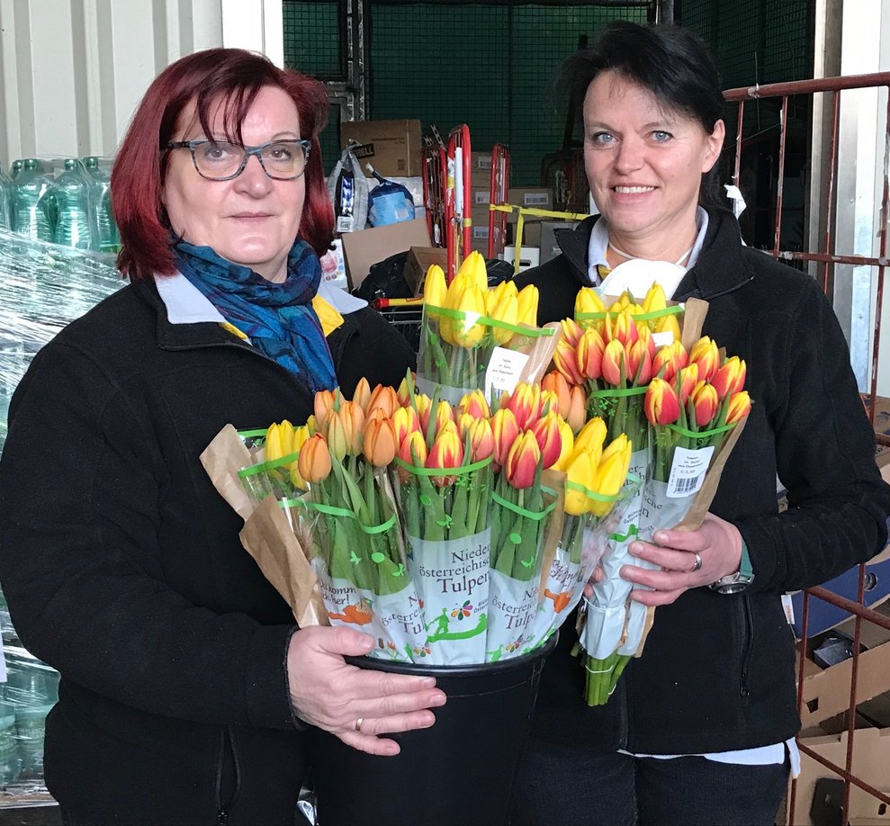 zwei Frauen mit Tulpen