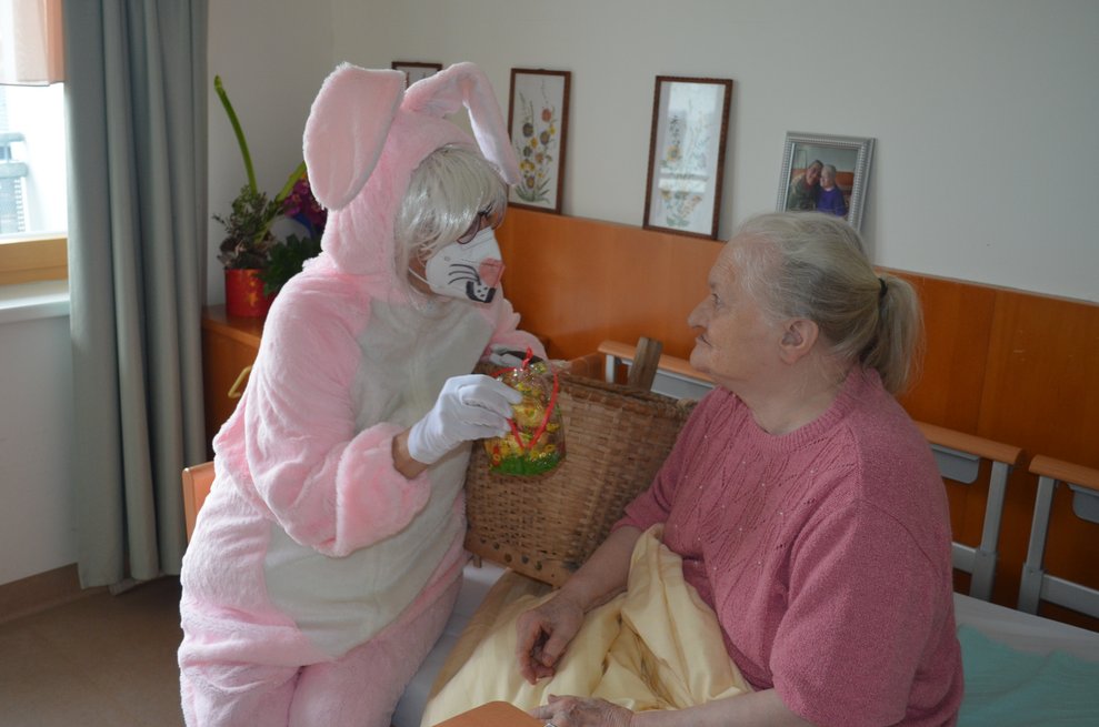 Bewohnerin mit Osterhase