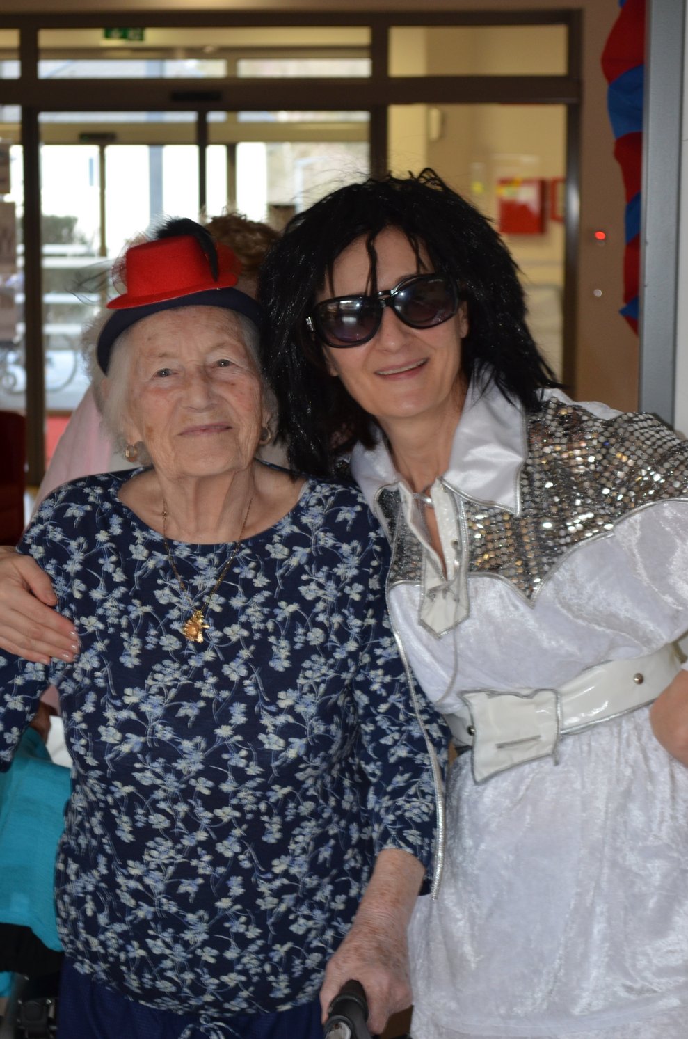Bewohnerin mit Elvis 