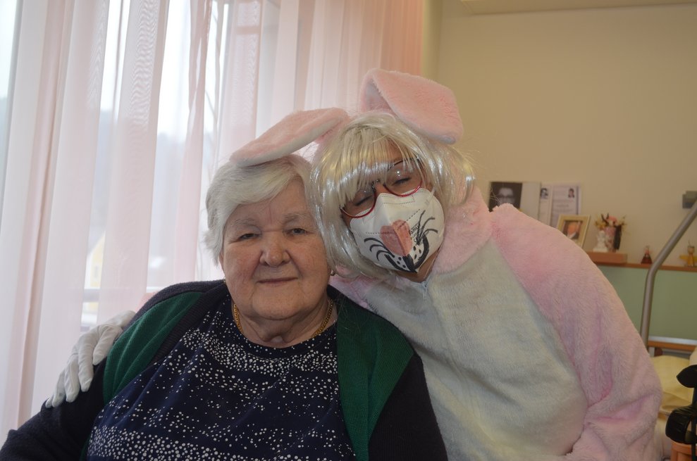 Bewohnerin mit Hase