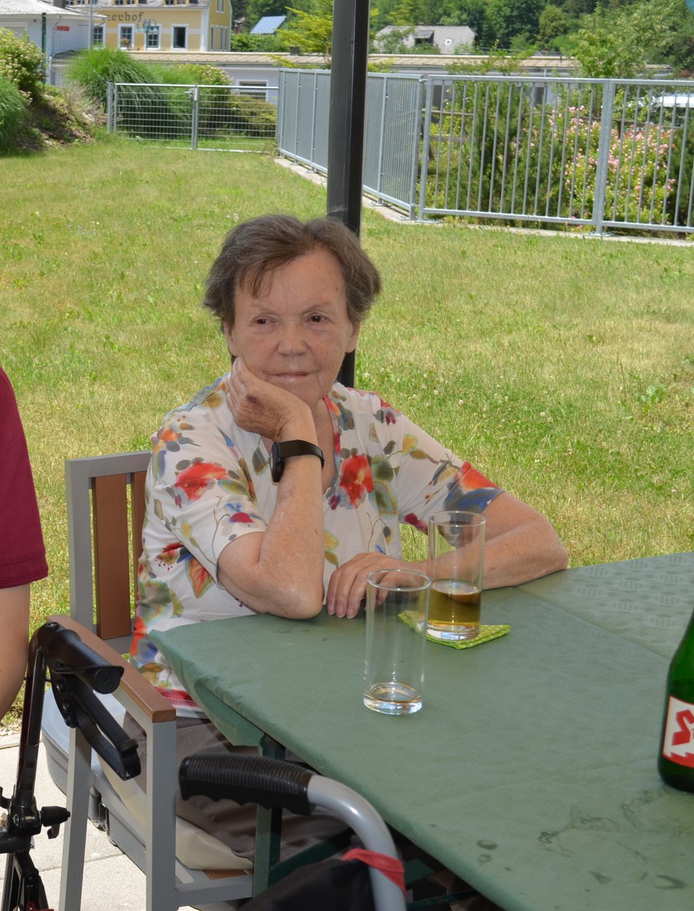 Bewohnerin mit Mitarbeiterin