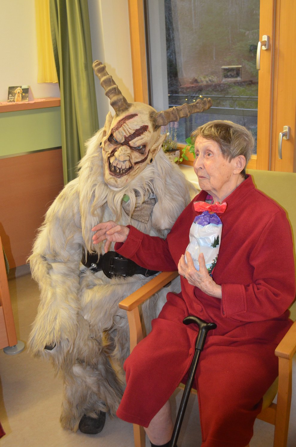 Krampus mit Bewohnerin