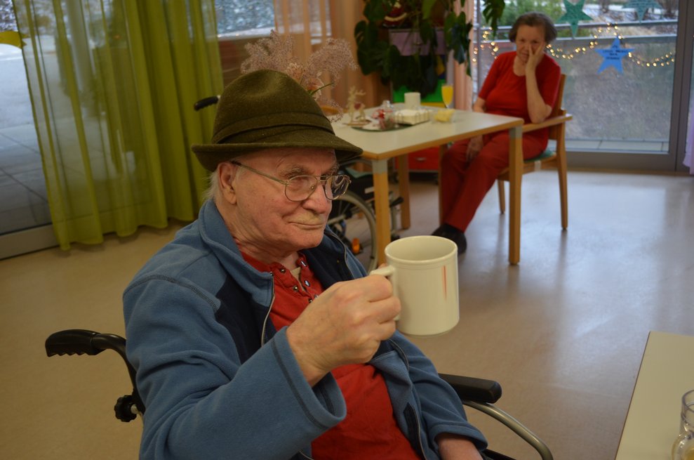 Bewohner mit Tasse