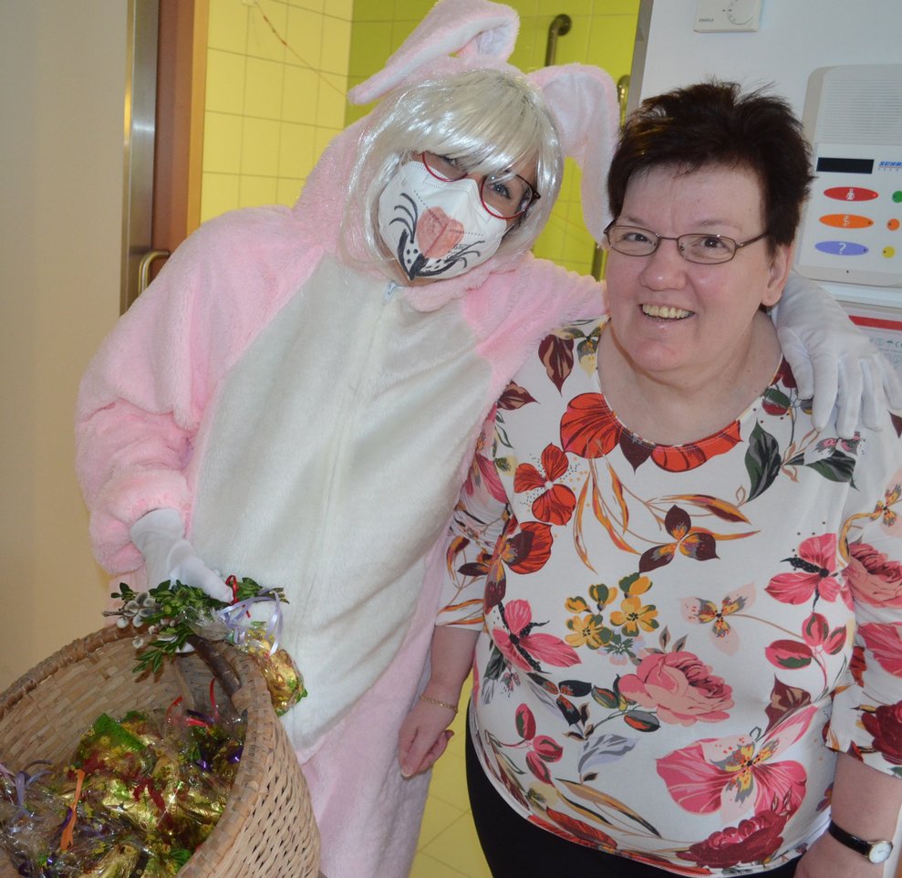 Bewohnerin mit Osterhase