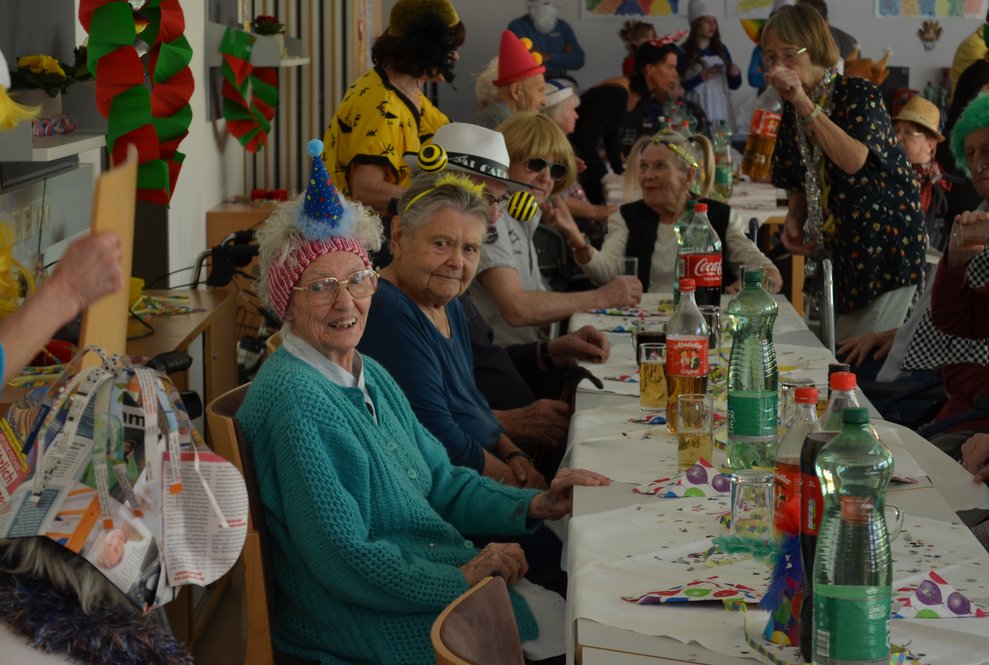 Bewohnerinnen im Speisesaal