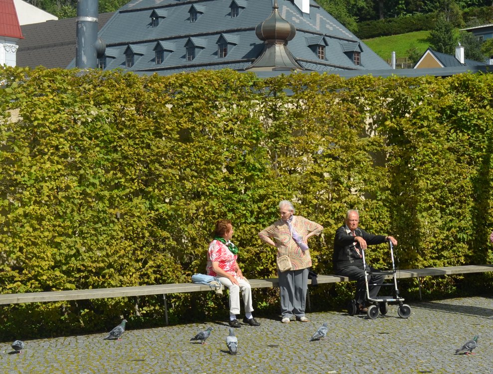 Bewohner sitzen in der Sonne