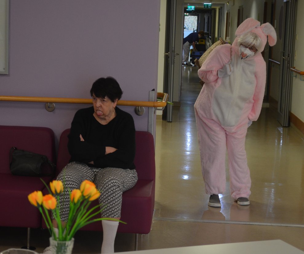 Bewohnerin und Osterhase
