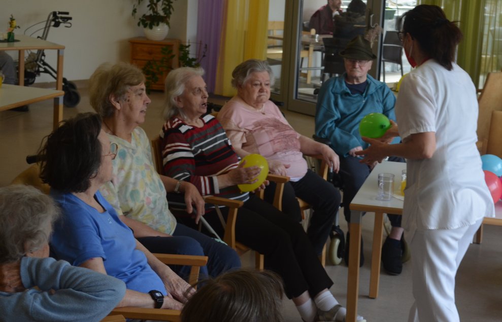 Bewohner sammelten sich um die Luftballons