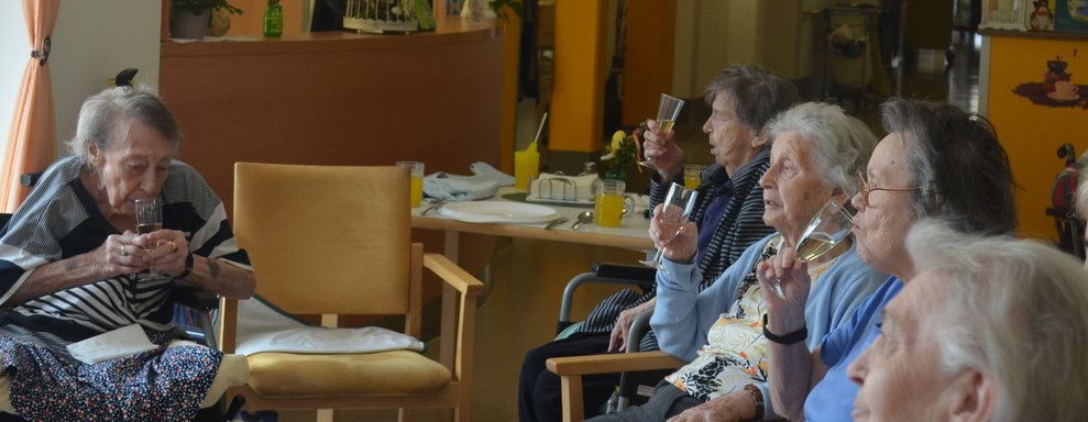 Bewohnerinnen beim Sekt trinken
