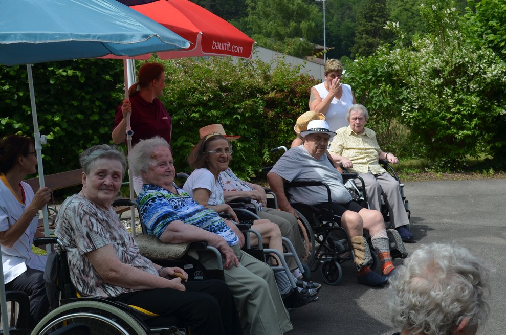 BewohnerInnen sitzen im Schatten