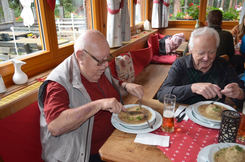 Bewohner beim Essen von Linsen mit Knödel