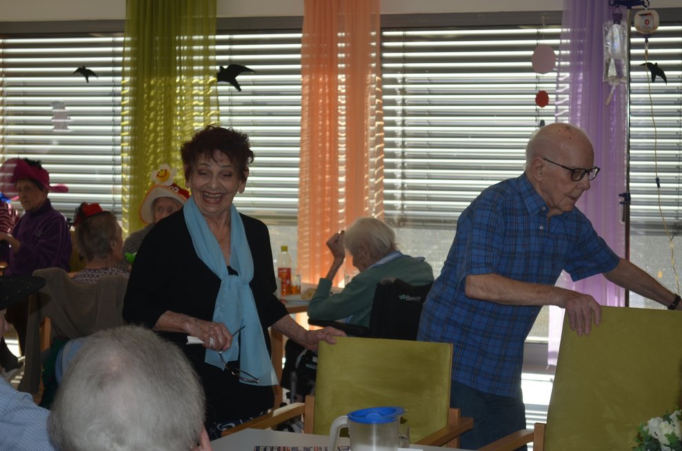 Bewohner im Speisesaal