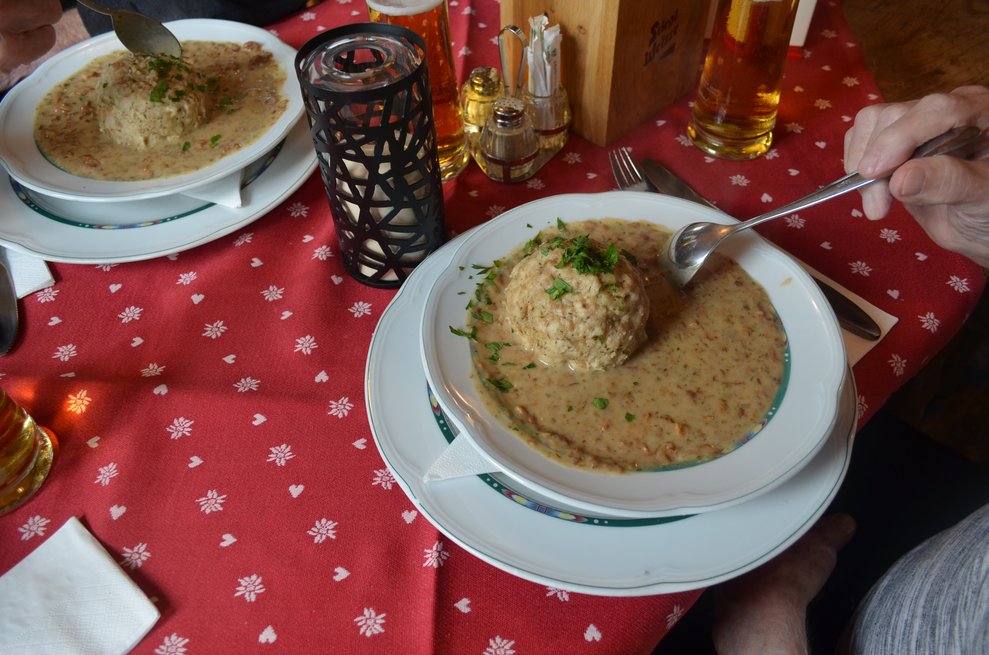 Ein Teller mit Knödel und Linsen