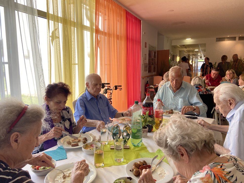 Bewohner in der Cafeteria