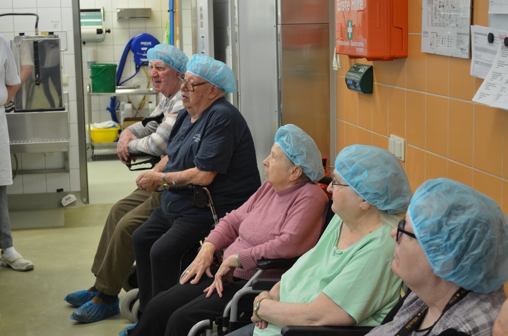 BewohnerInnen lauschten der Küchenleitung