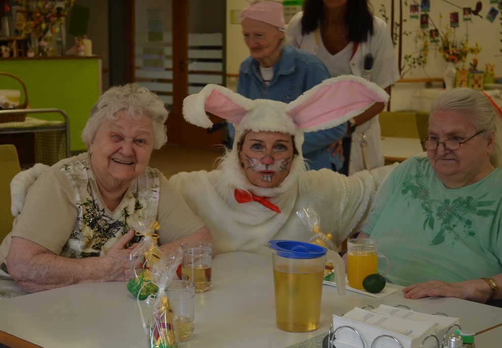 Bewohnerinnen mit Osterhase
