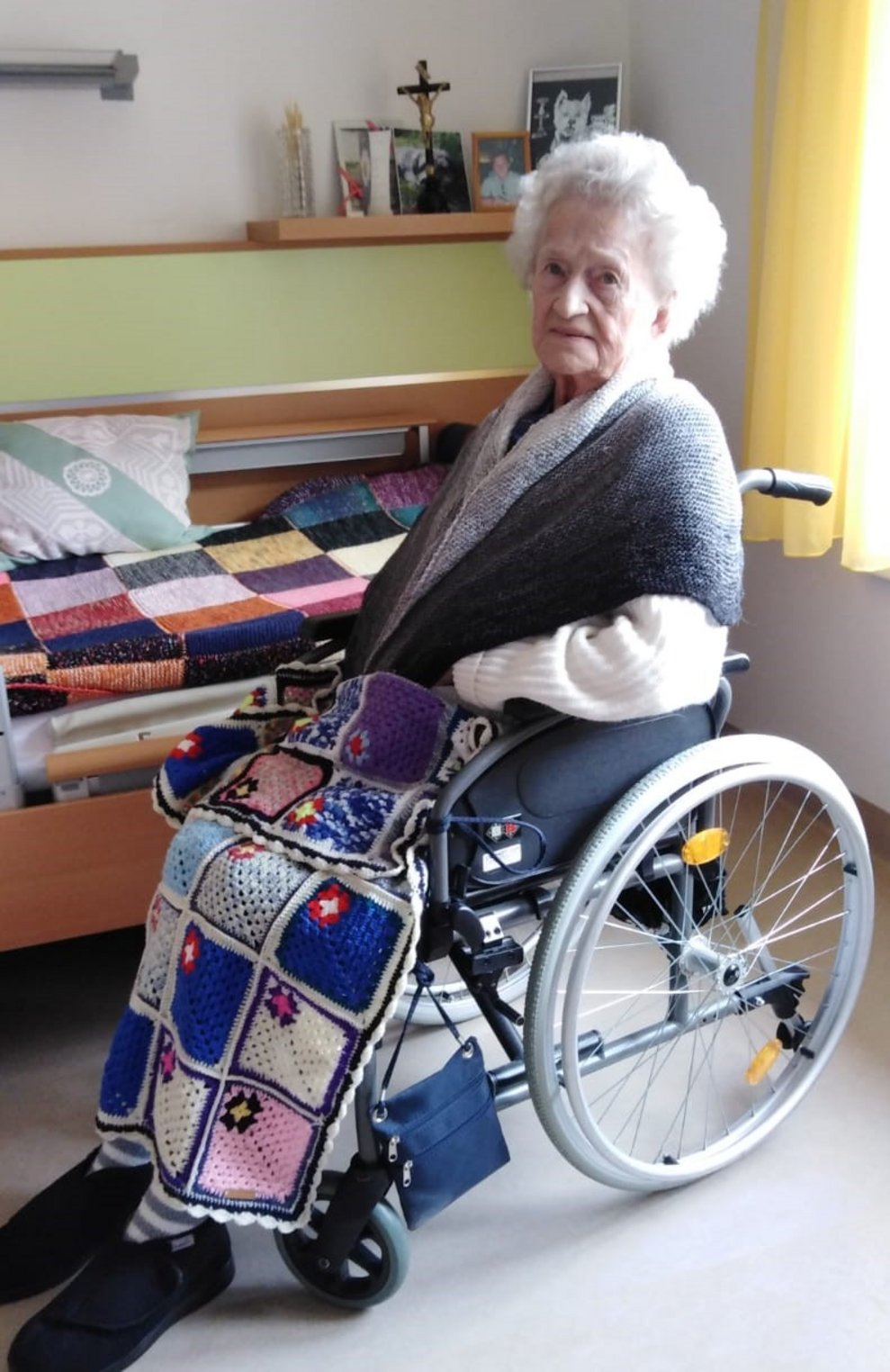 Bewohnerin mit Decke 