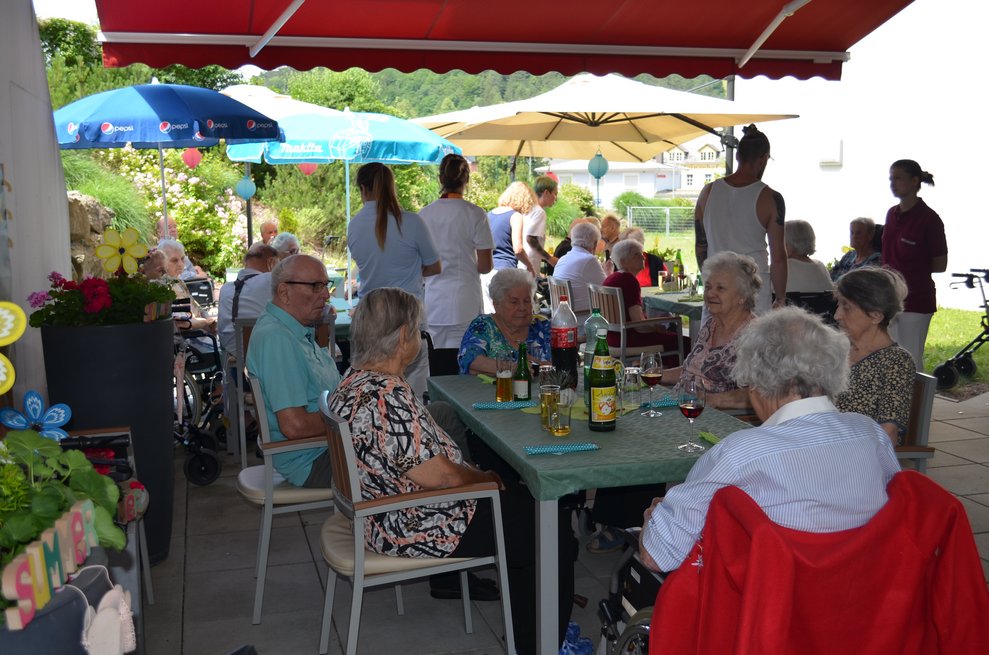 Bewohner kommen auf die Terrasse