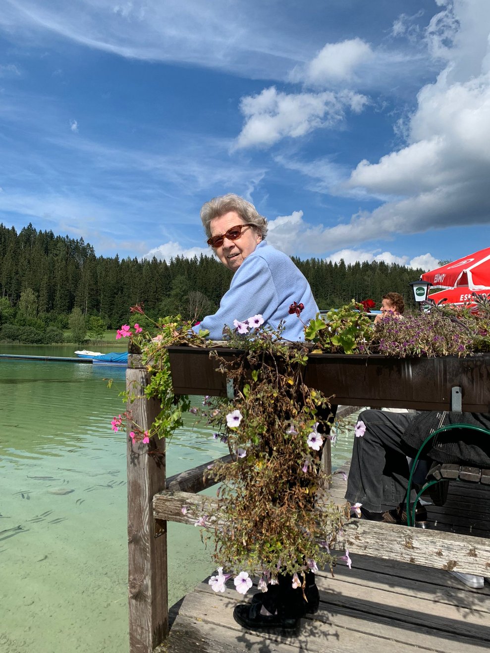 Bewohnerin auf der Sonnenterrasse