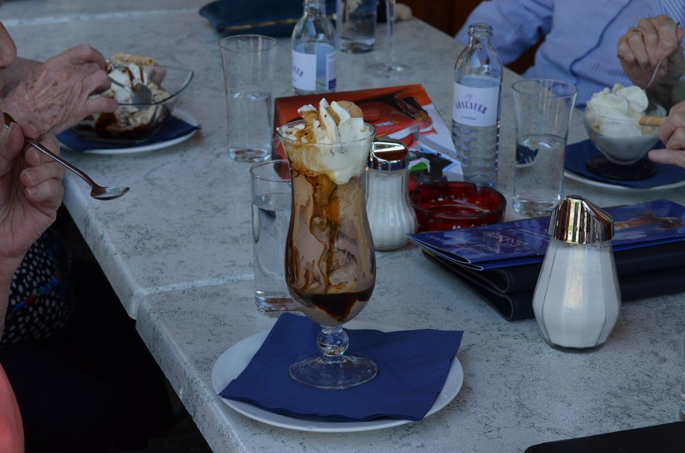 Der Tisch ist gedeckt mit verschiedenen Eissorten und Eiskaffee.