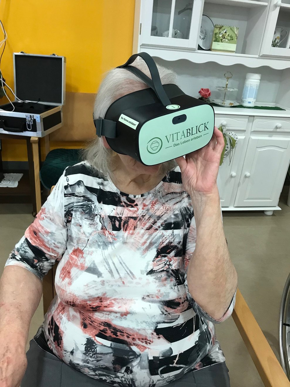 Bewohnerin mit VR Brille