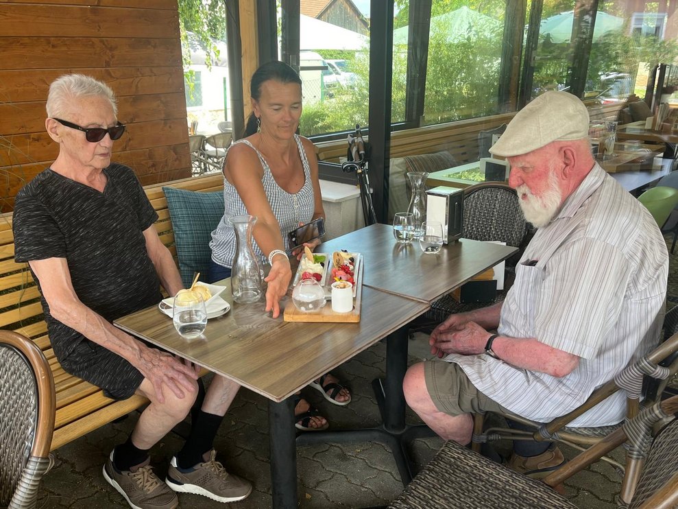 Bewohner bei Tisch in der Eisdiele
