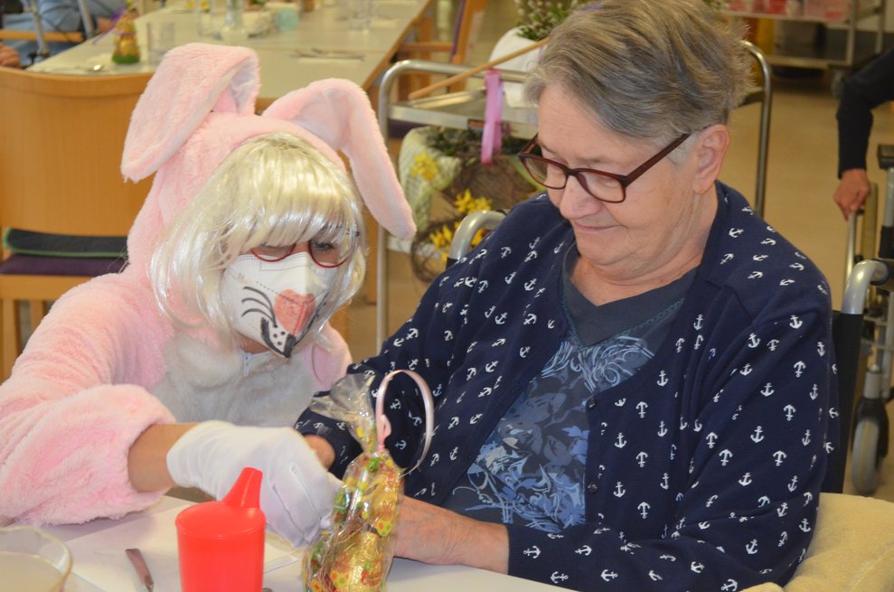 Osterhase bei Bewohnerin