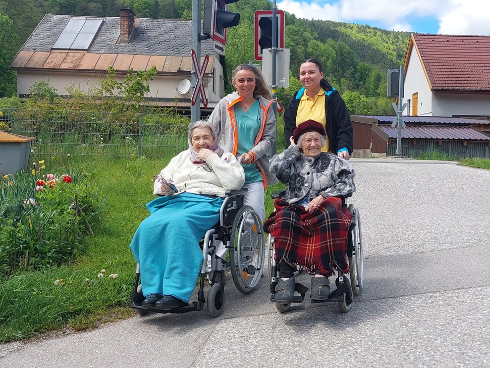 Bewohnerinnen mit Mitarbeiterinnen
