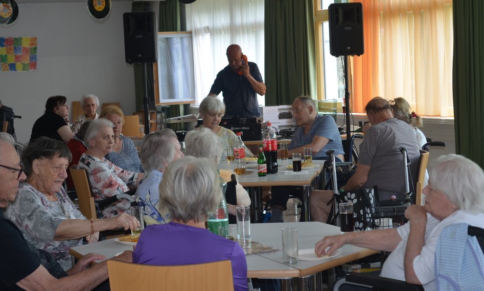 Bewohner im Speiseaal