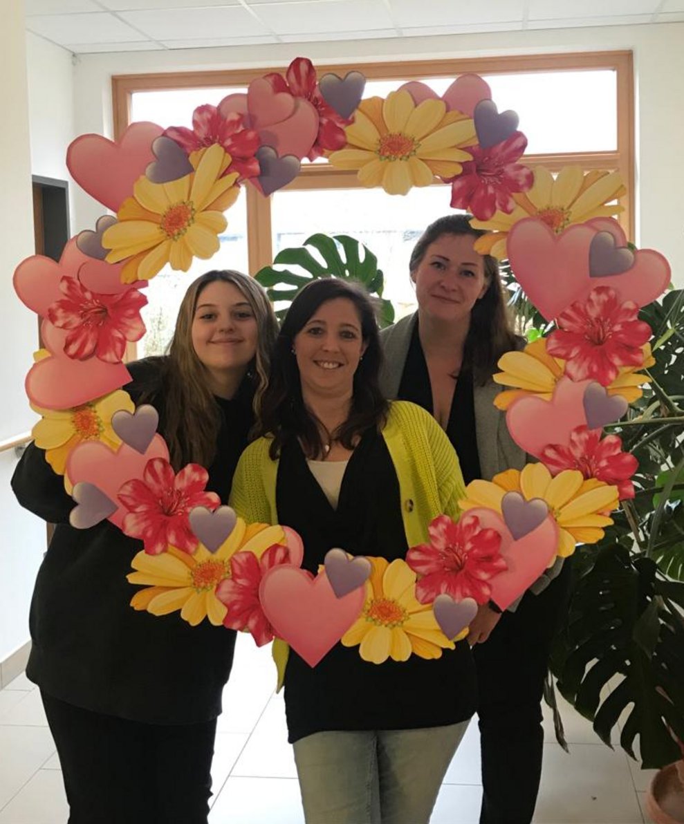 Mitarbeiterinnen mit Blumenkranz