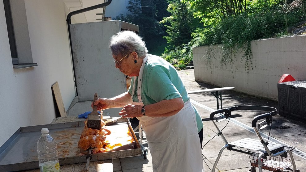 Bewohnerin mariniert die Henderl.