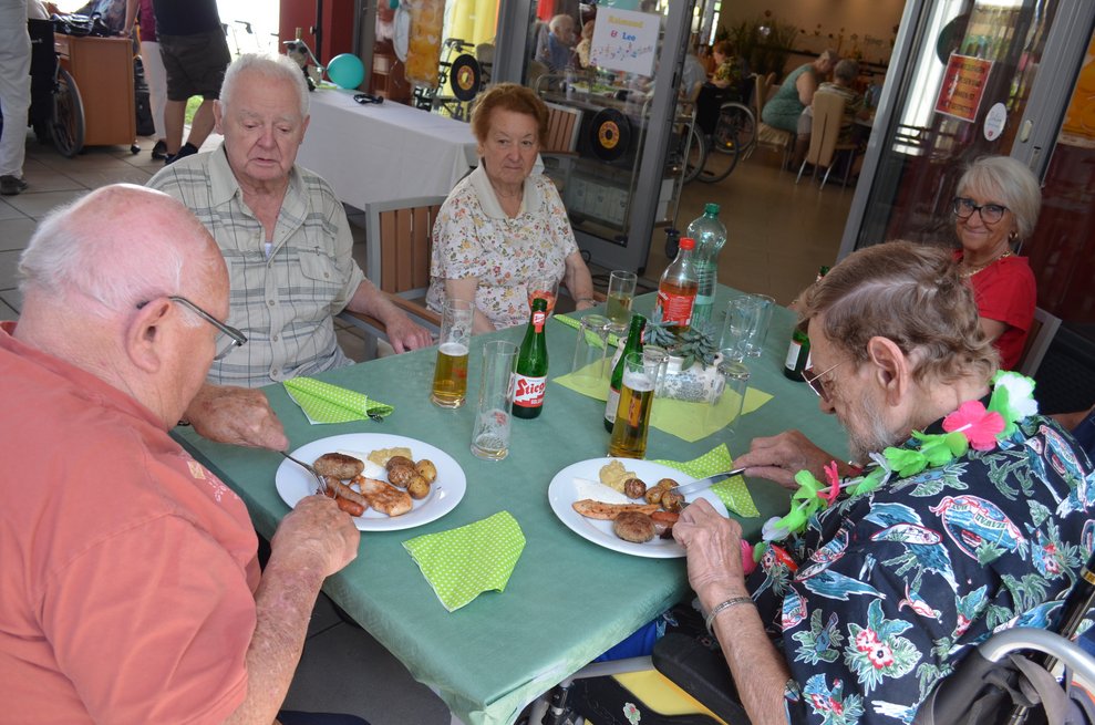 Bewohner beim Essen