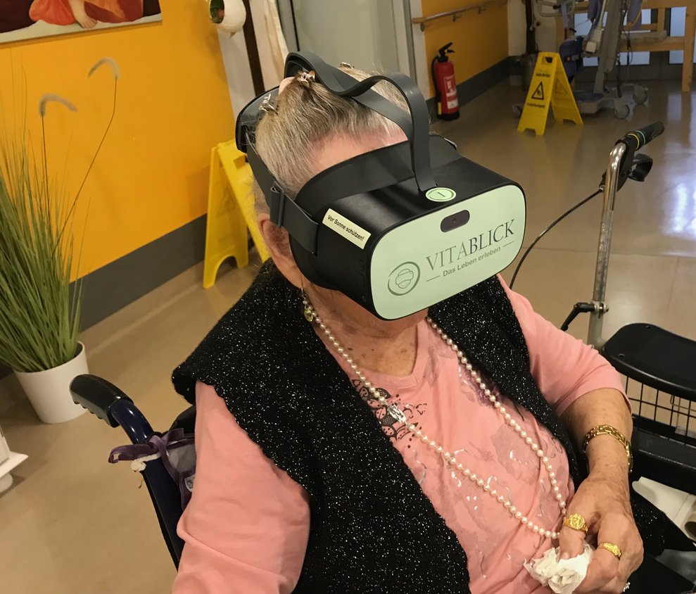 Bewohnerin mit VR Brille