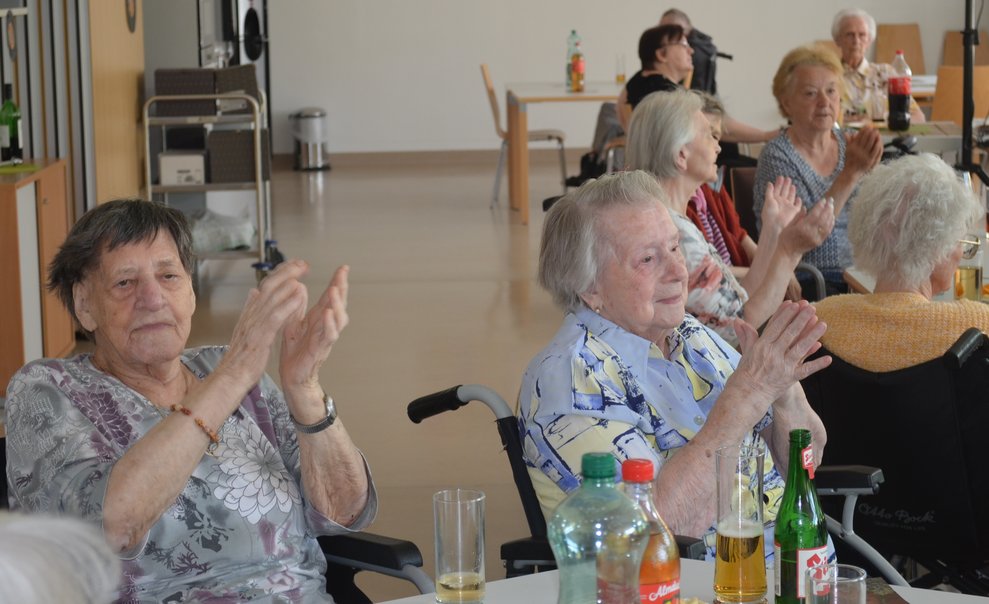 Bewohner im Speisesaal beim Klatschen