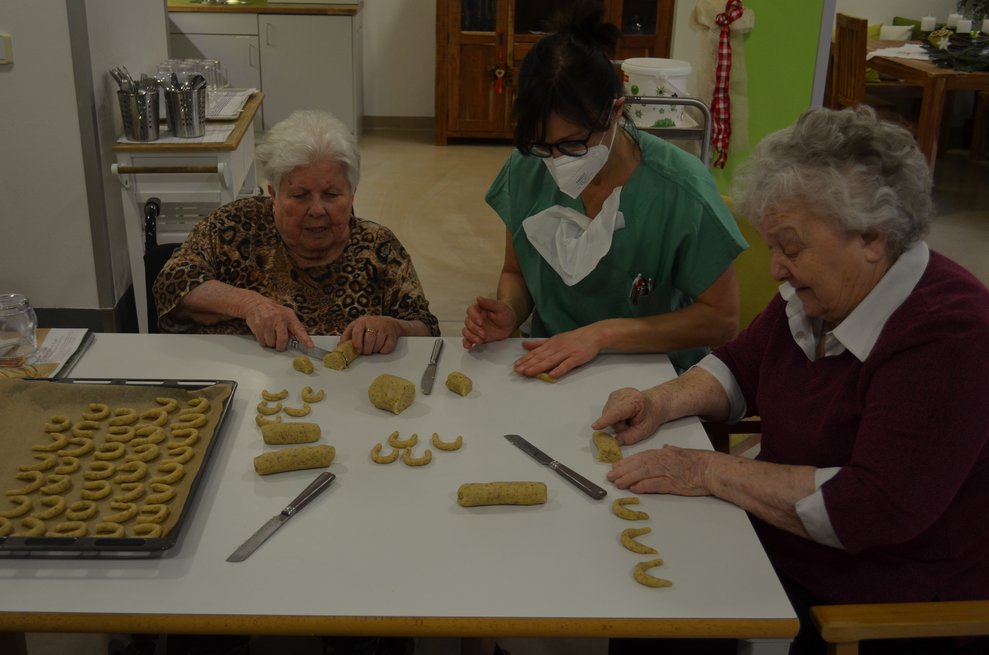Bewohnerinnen beim Backen