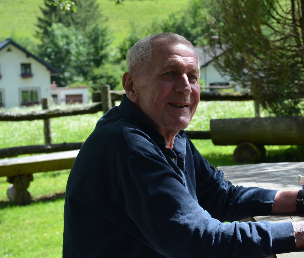 Bewohner sitzend