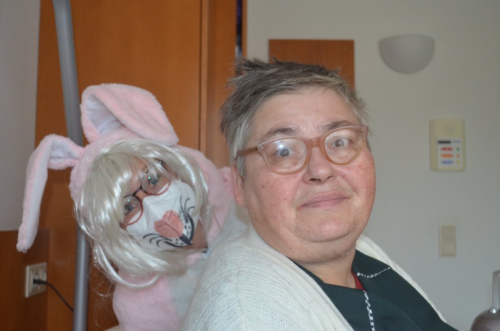 Osterhase mit Bewohnerin