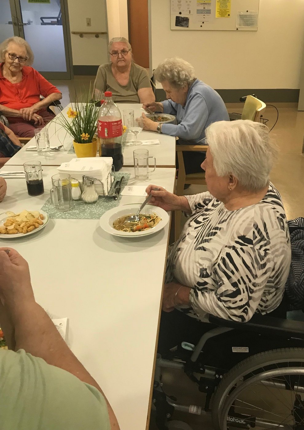 Bewohnerinnen essen Suppe im Speisesaal