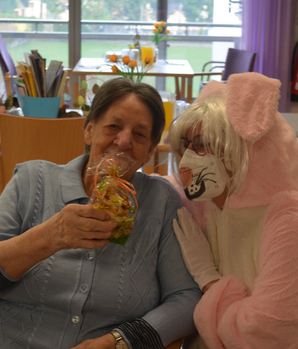 Bewohnerin mit Osterhase
