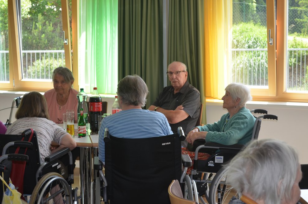 Bewohner hören der Musik zu