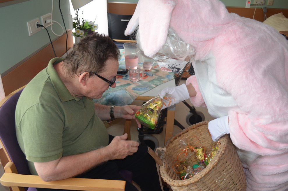Bewohner erhält den Schokohasen