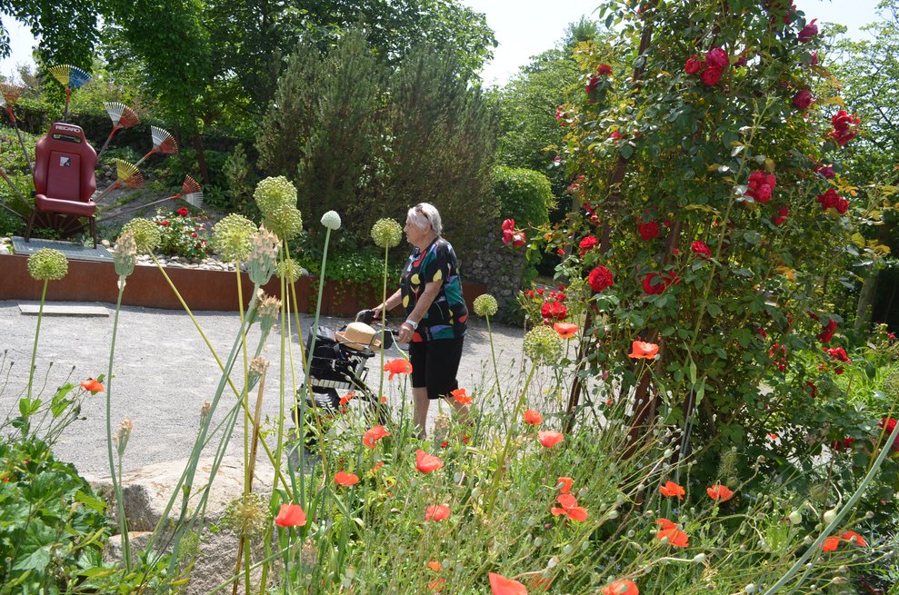 Bewohnerin schlendert durch den Garten