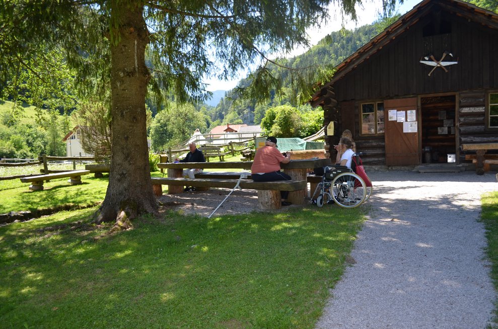 Bewohner bei Hütte im Schatten