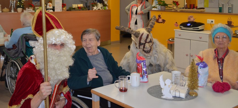 Niklaus und Perchte mit Bewohnerinnen
