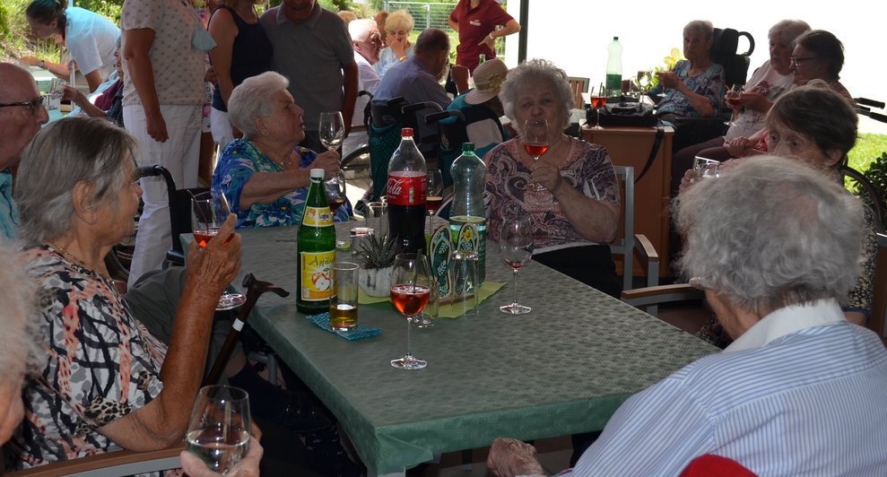 Bewohner beim Anstoßen