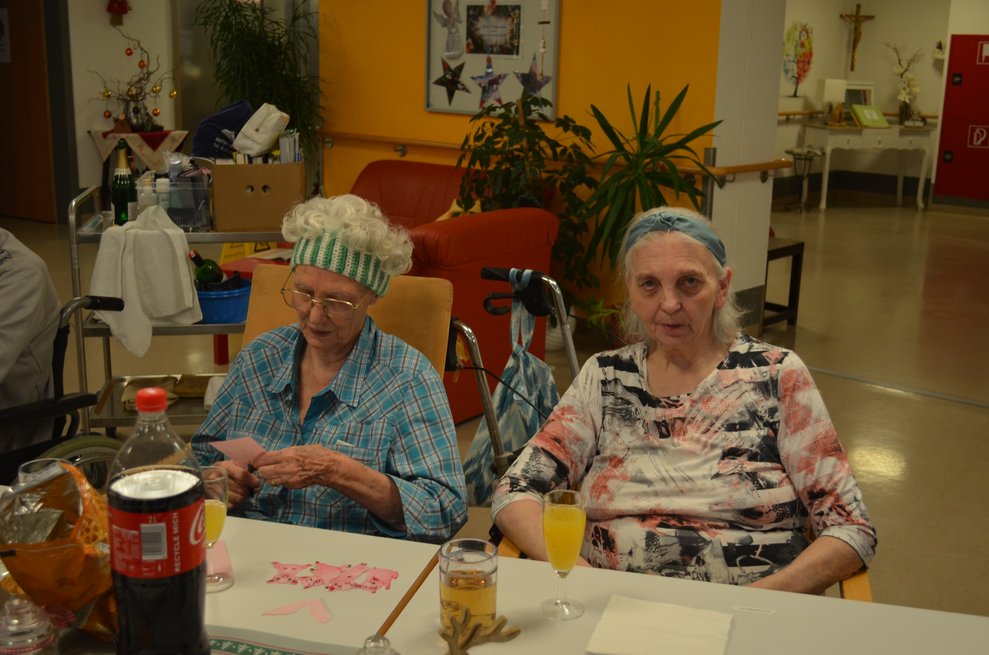 Bewohnerinnen im Speisesaal
