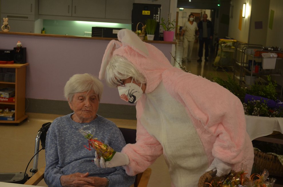 Osterhase im Speisesaal