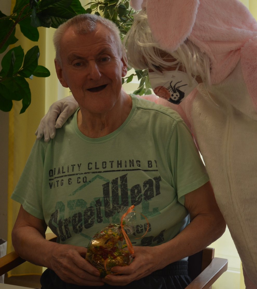 Bewohner mit Osterhase