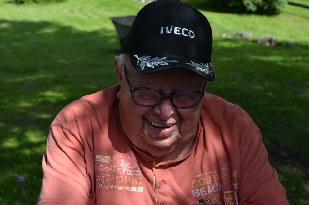 lachender Bewohner